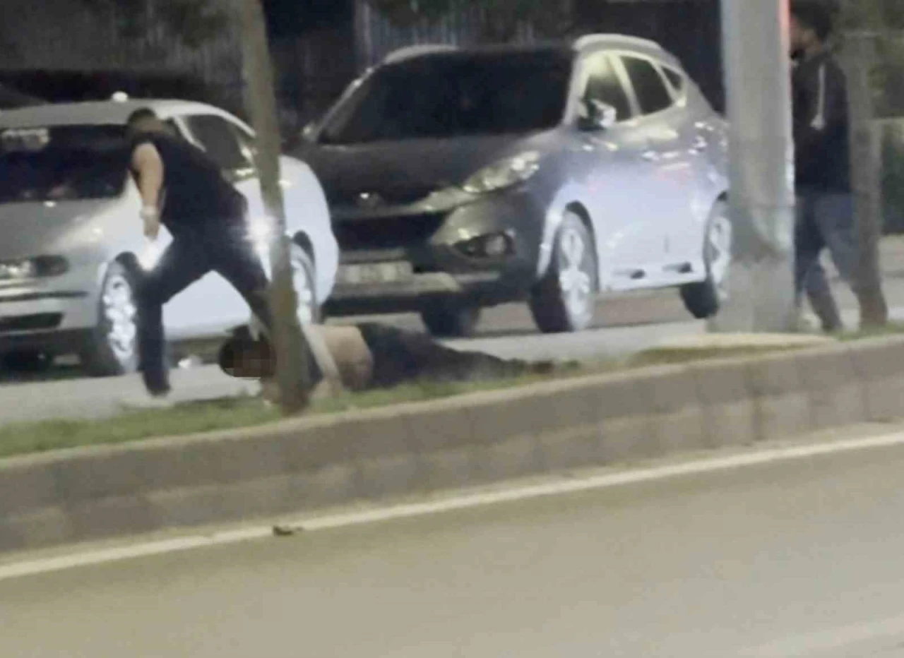 Bir tokatla yere serdiği şahsı s&uuml;r&uuml;kleyerek g&ouml;t&uuml;rd&uuml;, o anlar kamerada
