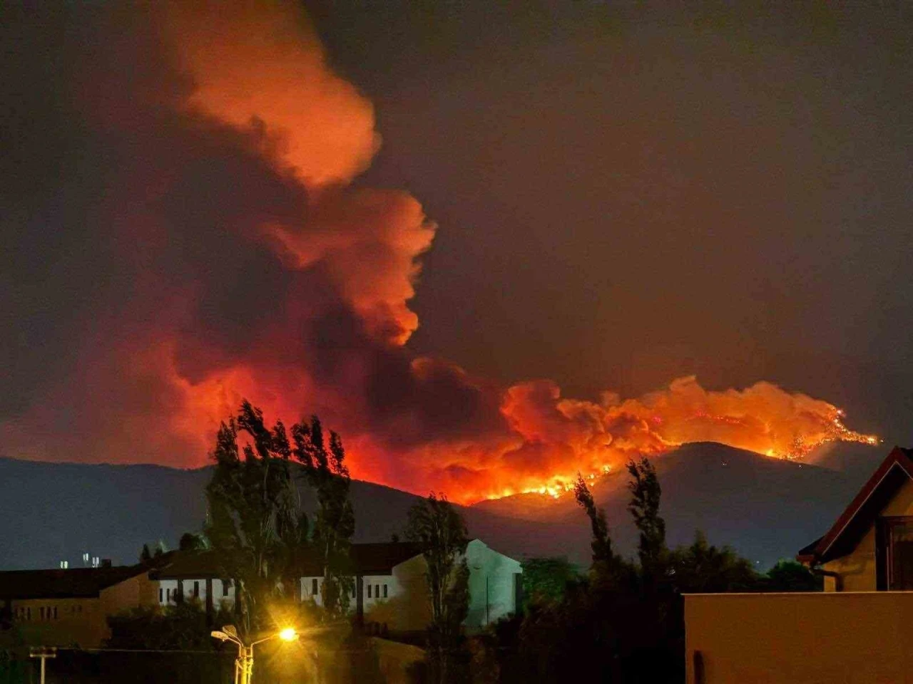 Bir yangın da Ödemiş’te: 3 mahalle tahliye edildi
