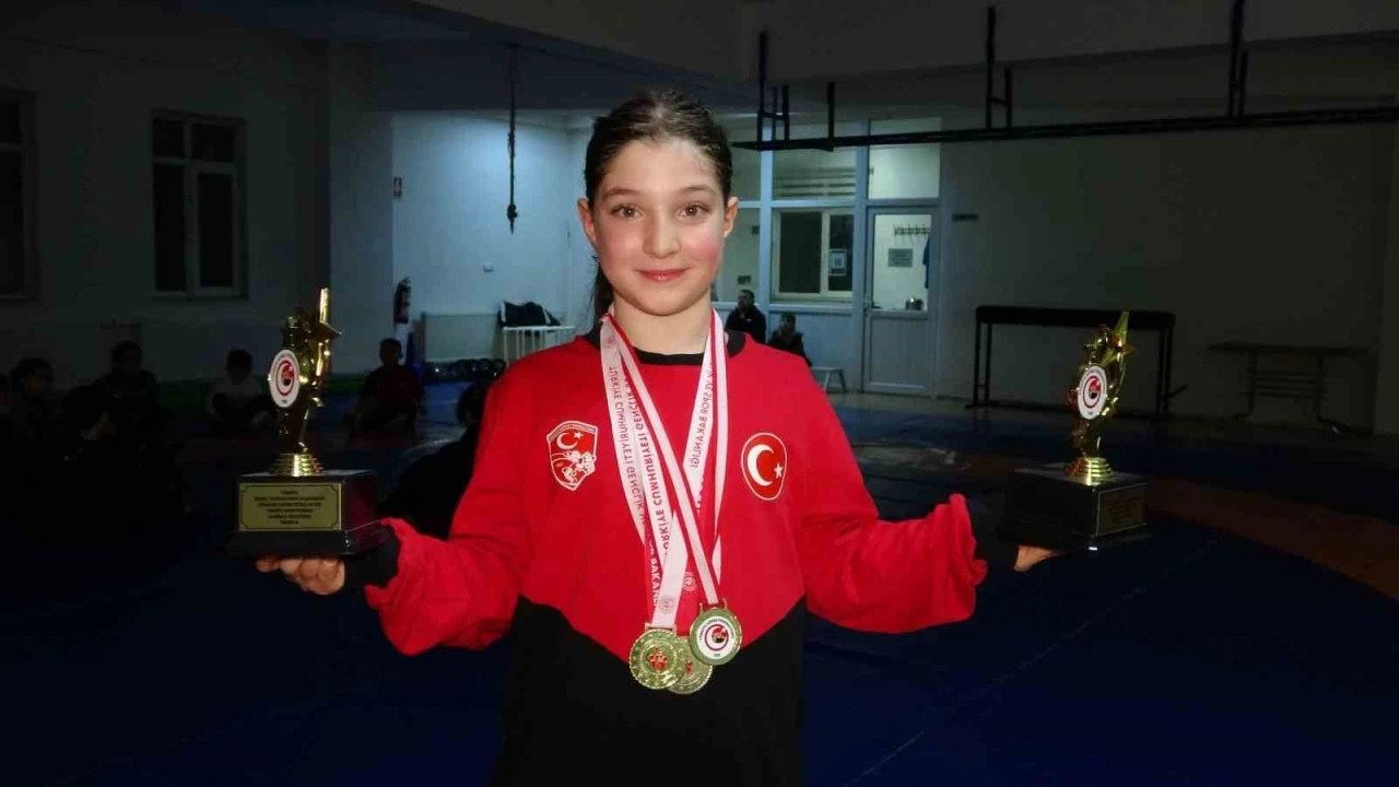 Bir yetenek taraması hayatını değiştirdi 10 yaşındaki g&uuml;reş&ccedil;i Asya, T&uuml;rkiye şampiyonu oldu
