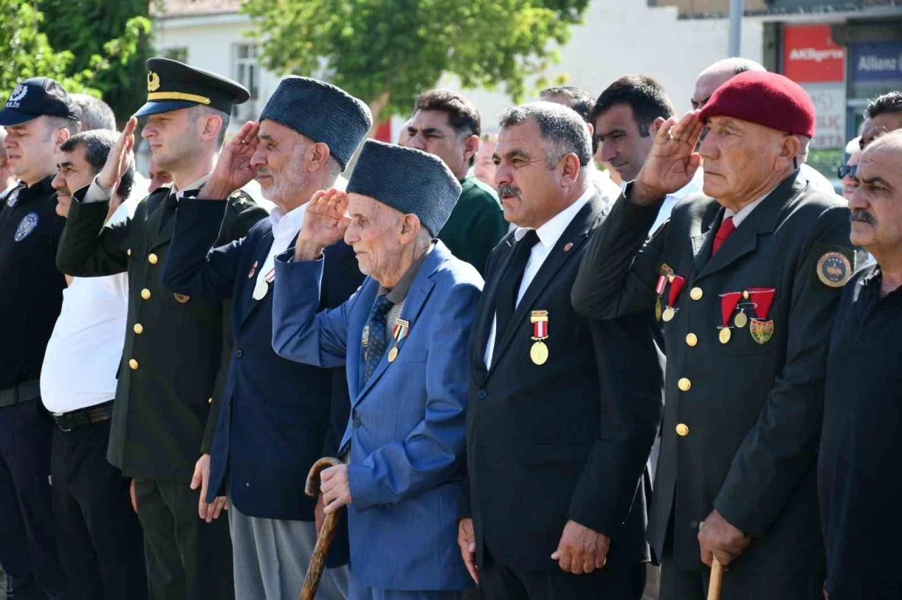 Birecik&rsquo;in Kurtuluşunun 106. Yıl D&ouml;n&uuml;m&uuml; 15 Temmuz Meydanı&rsquo;nda d&uuml;zenlenen t&ouml;renle kutlandı
