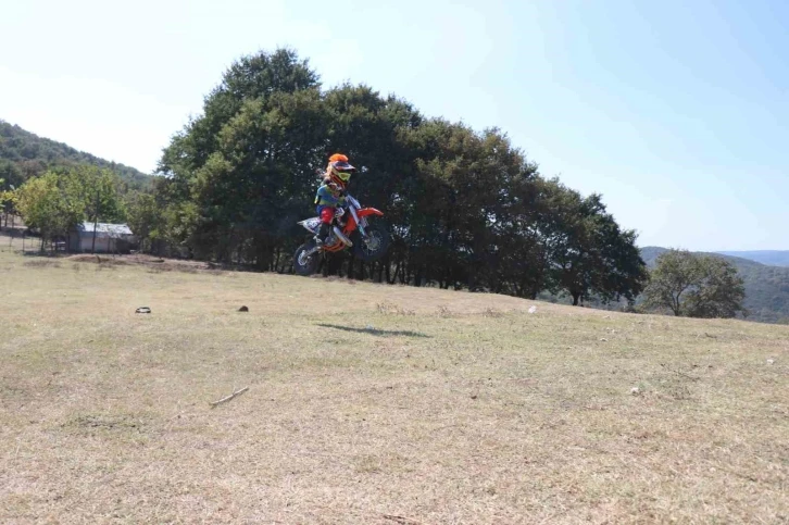 Biri 6 diğeri 9 yaşında: Motokros&ccedil;u kız kardeşler mesire alanlarında antrenman yapıyor
