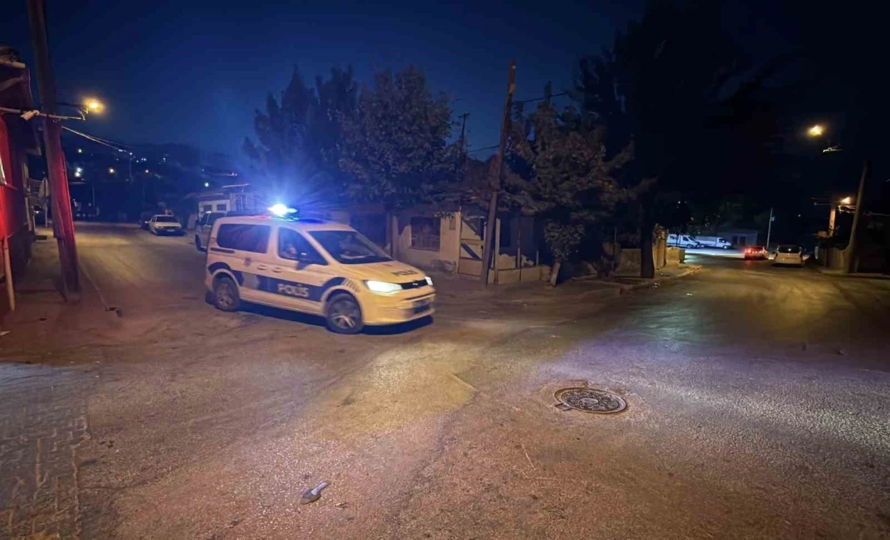 Biri &ccedil;ocuk 3 kişiyi pompalı t&uuml;fekle yaralayan ş&uuml;pheli yakalandı
