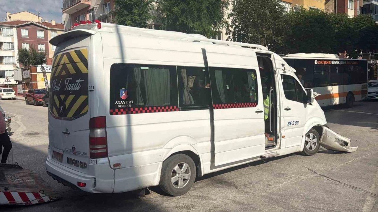 Biri iş&ccedil;i servisi toplam 4 aracın karıştığı kazada 9 kişi yaralandı
