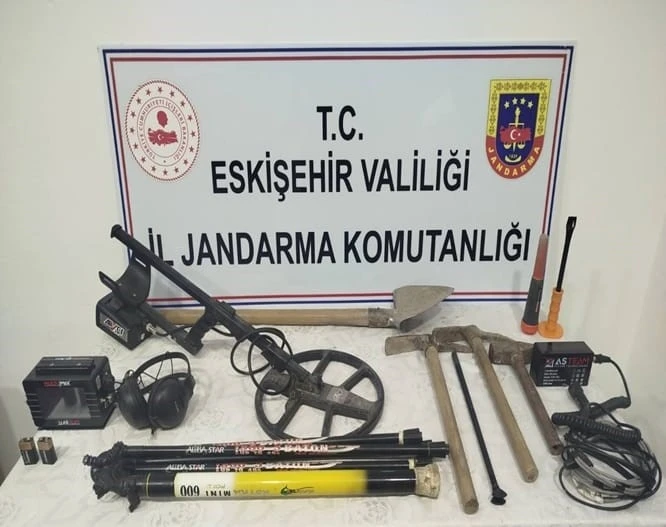 Birlikte kaçak kazı yapan 4 şüpheli suçüstü yakalandı
