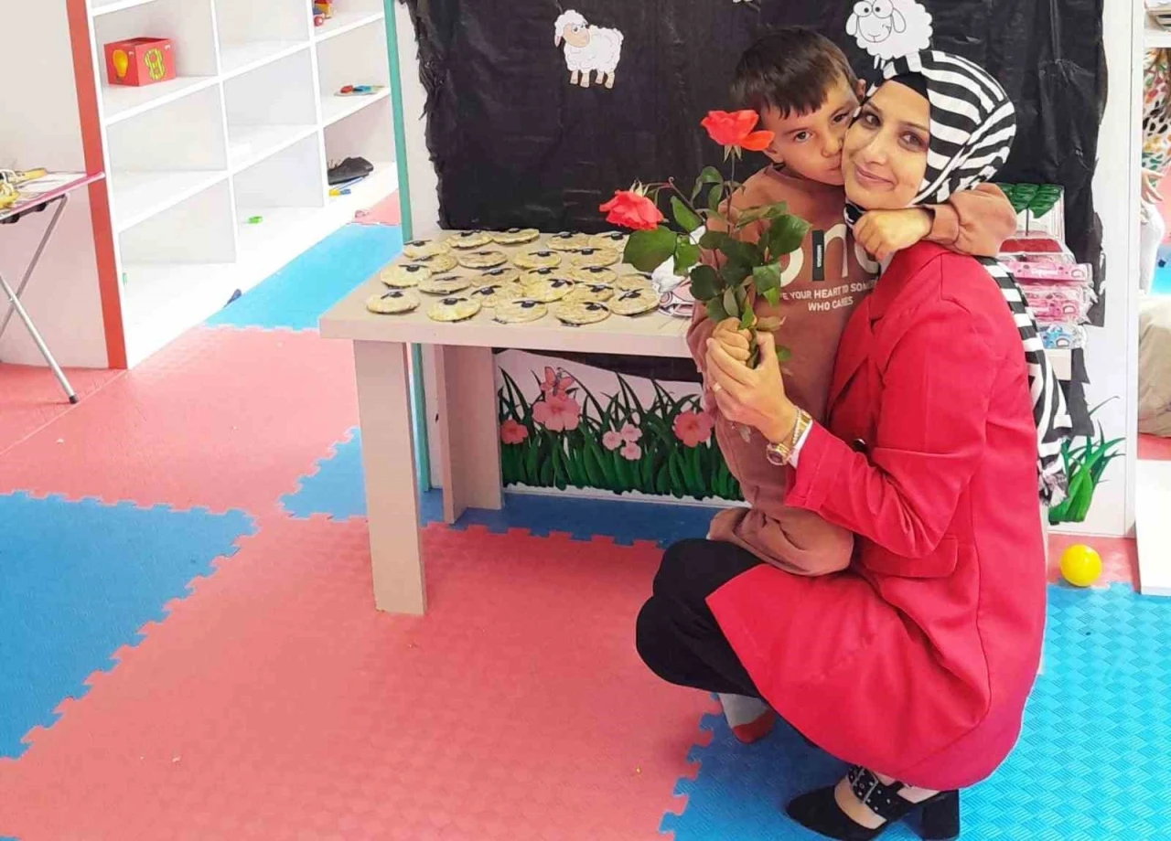Birsen öğretmen gerçekleştirdiği etkinliklerle herkesin takdirini kazandı
