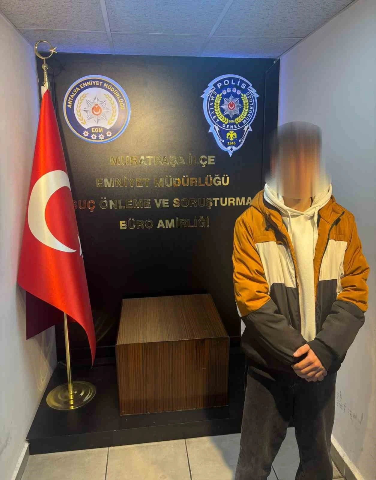 Bisiklet kullanan gencin &ouml;n&uuml;n&uuml; kesip hakaret etti, g&ouml;zaltına alındı
