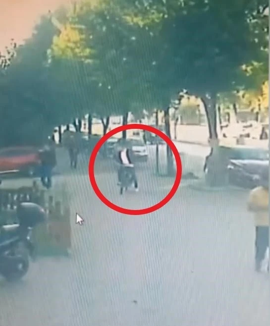 Bisikleti &ccedil;alan hırsızlar kameraya yakalandı

