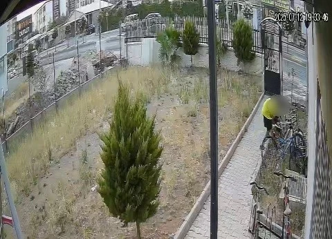 Bisikletlerin parçalarını tek tek söküp götürdüler
