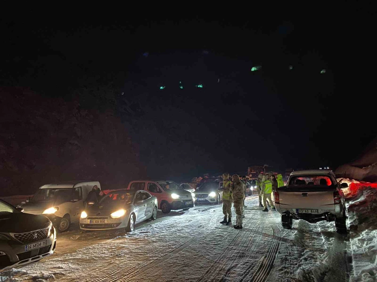 Bitlis-Baykan yolu ulaşıma kapandı, 3 saat sonra kontroll&uuml; a&ccedil;ıldı

