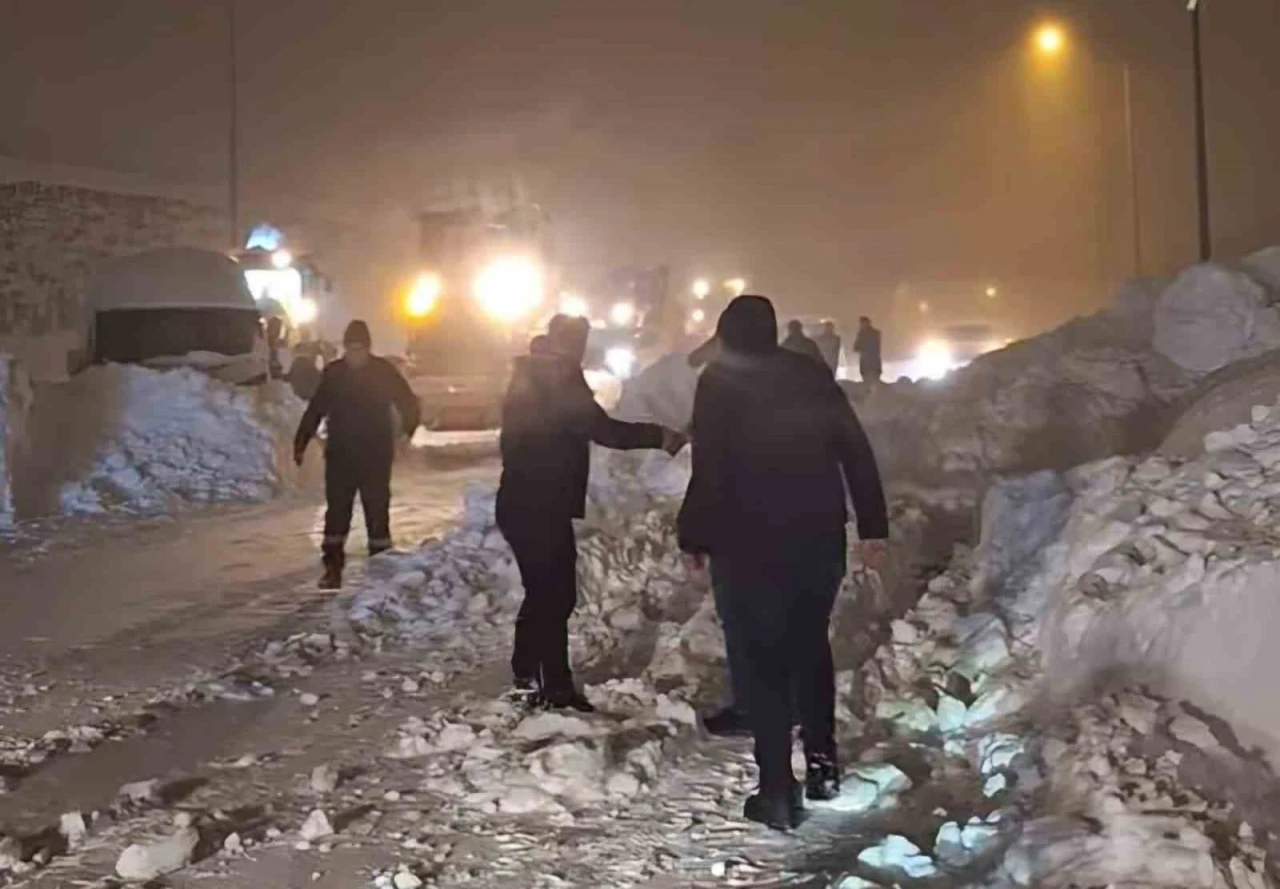 Bitlis &ccedil;evre yolunda d&uuml;şen &ccedil;ığın altında kalan tanker s&uuml;r&uuml;c&uuml;s&uuml; kurtarıldı
