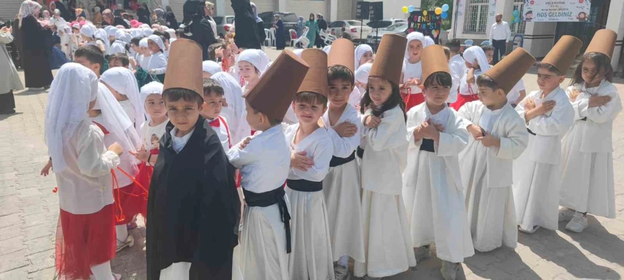 Bitlis’te 4-6 yaş Kur’an kursu öğrencilerinin gösterisi büyük ilgi gördü
