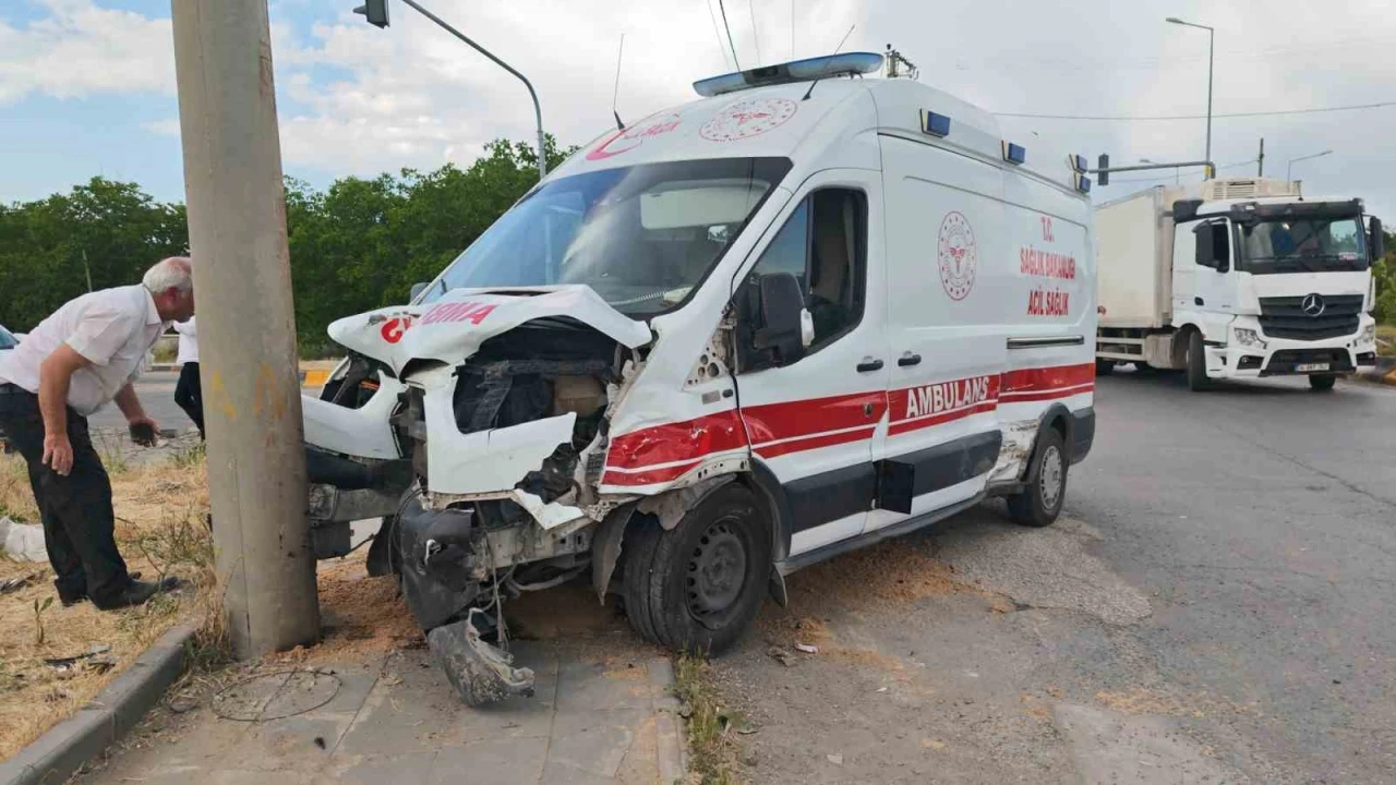 Bitlis&rsquo;te ambulans ile otomobil &ccedil;arpıştı: 10 yaralı
