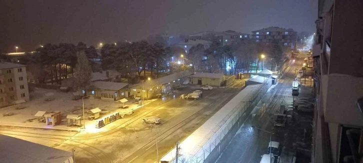 Bitlis’te beklenen kar yağışı başladı