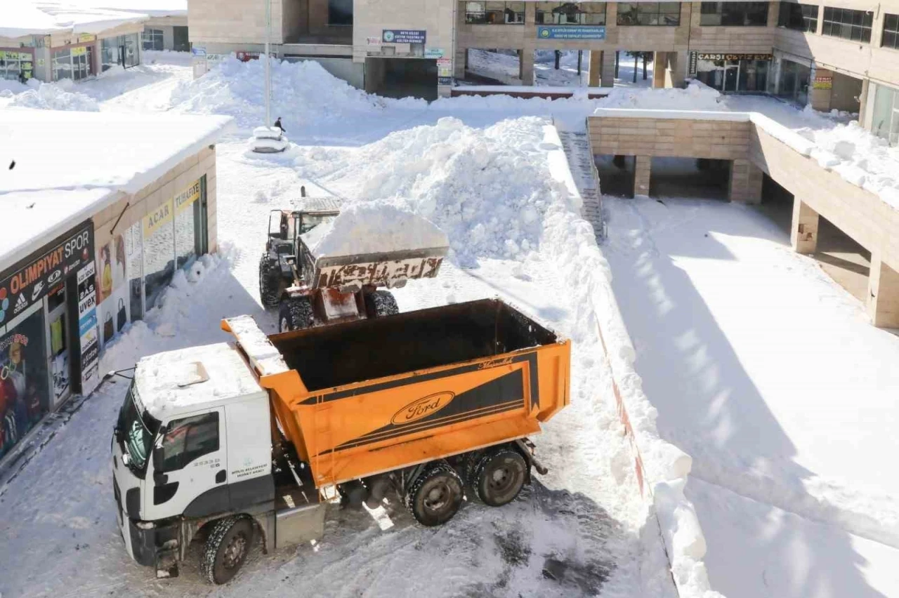 Bitlis&rsquo;te biriken karlar kamyonlarla taşınıyor
