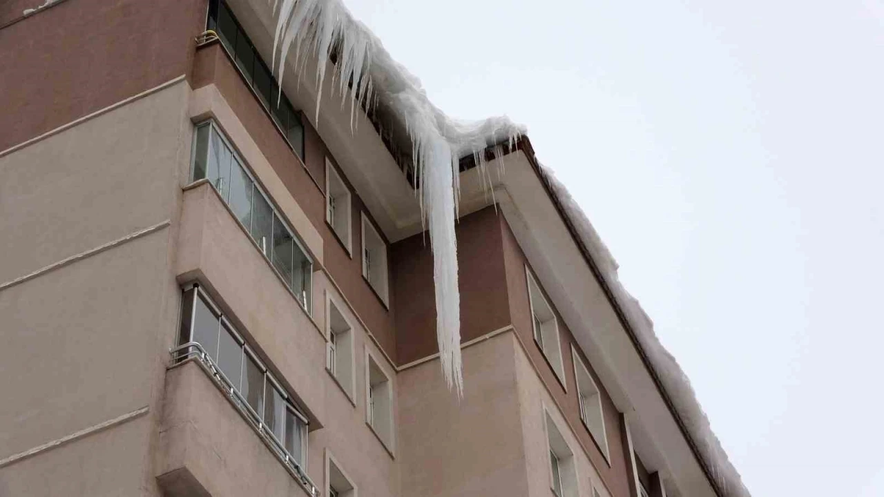 Bitlis&rsquo;te &ccedil;atılardaki buzların boyu 5 metreye ulaştı
