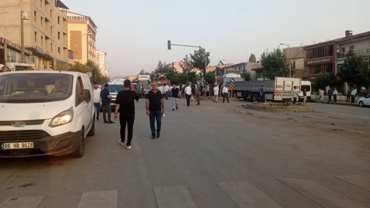 Bitlis’te freni boşalan tır, 8 aracı kullanılmaz hale getirdi
