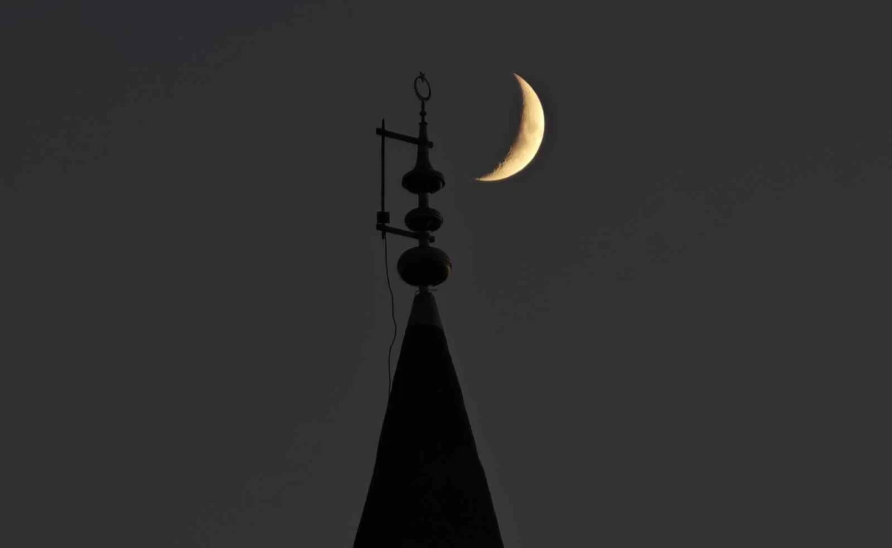 Bitlis&rsquo;te g&ouml;ky&uuml;z&uuml;ndeki hilal ile minaredeki hilal aynı karede
