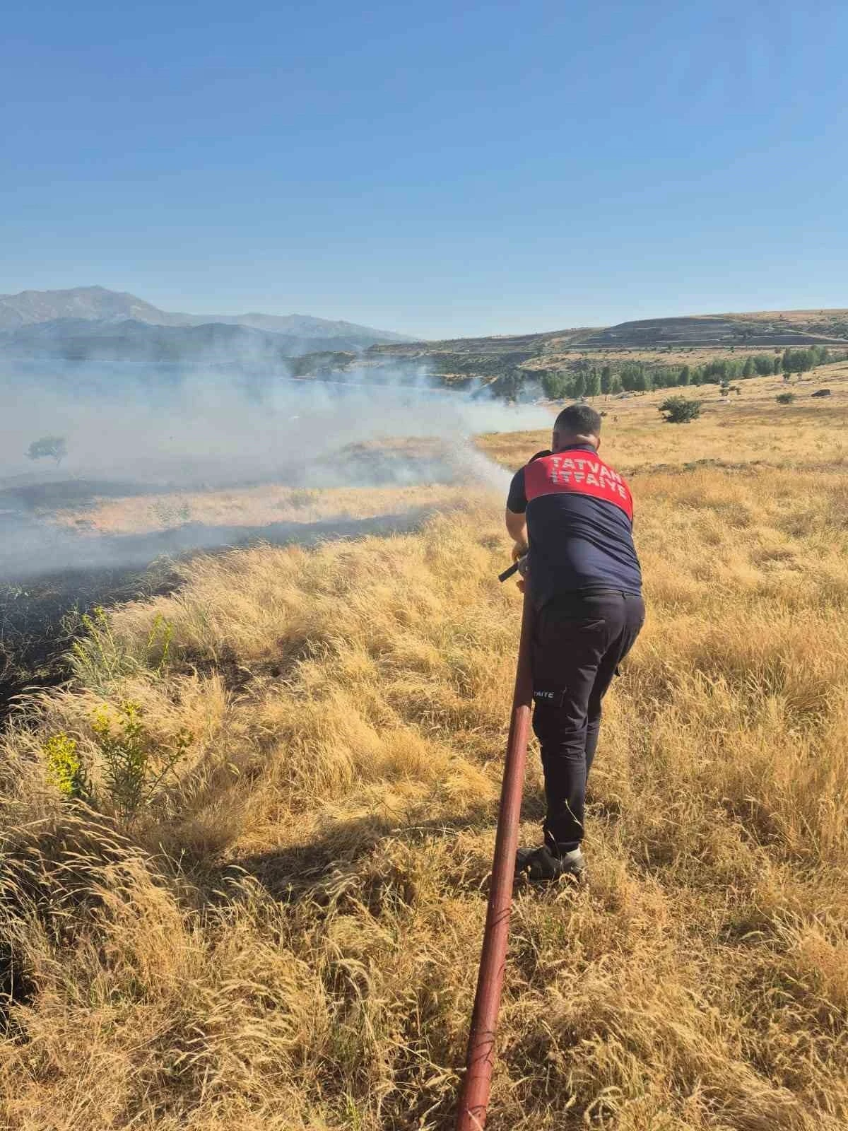 Bitlis’te iki ayrı noktada örtü yangını
