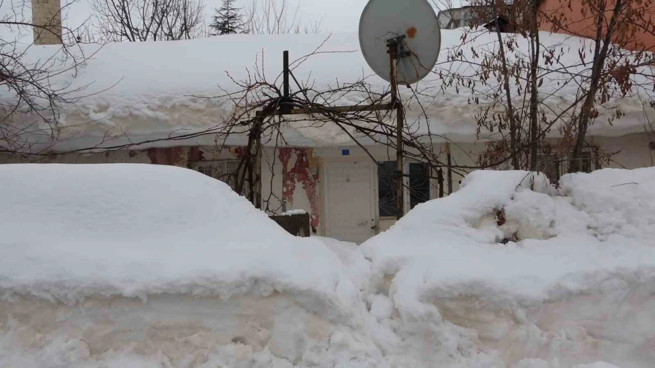 Bitlis&rsquo;te kar yığınları kardan kaleye d&ouml;n&uuml;şt&uuml;
