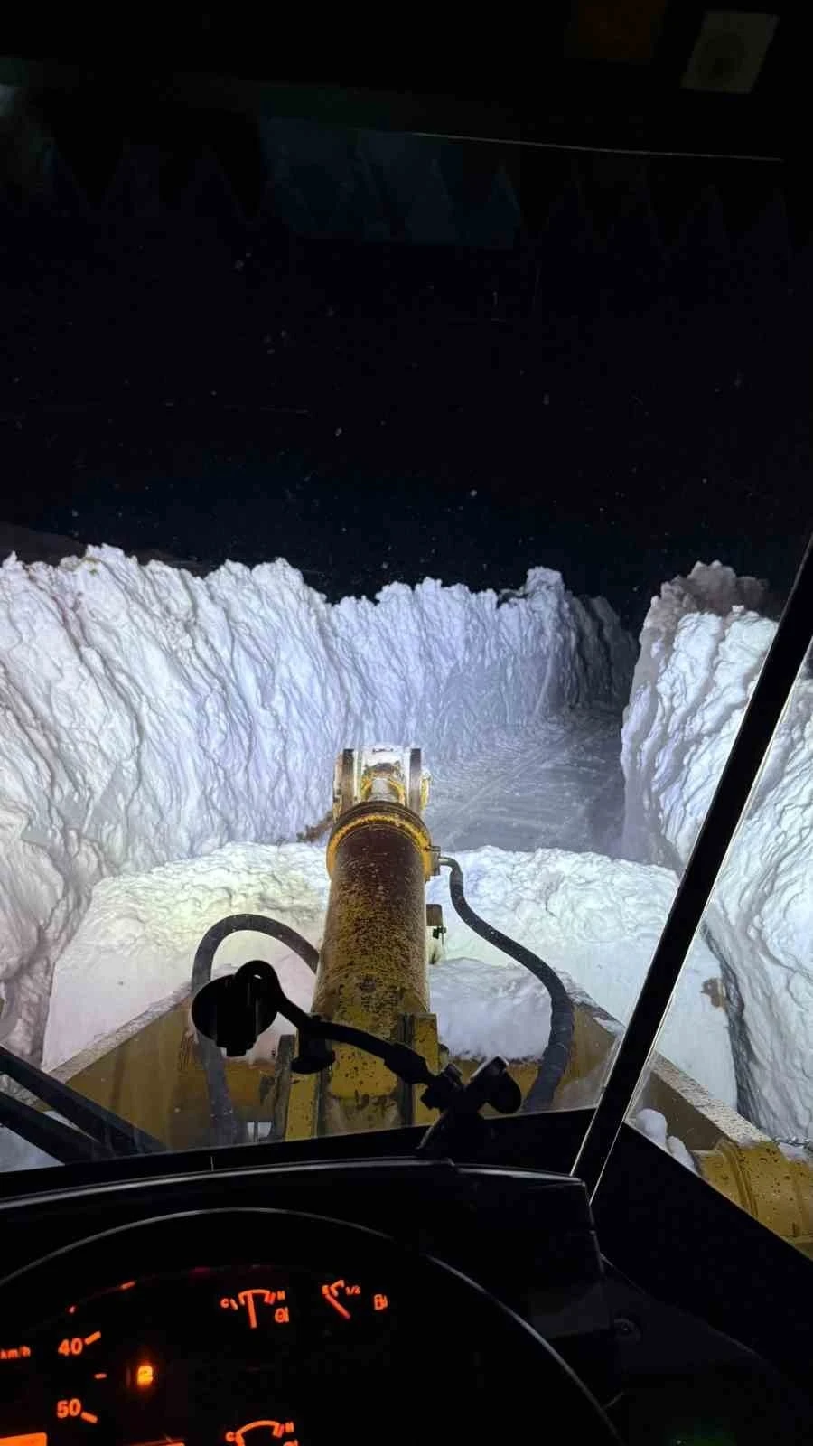 Bitlis&rsquo;te karla m&uuml;cadele gece g&uuml;nd&uuml;z devam ediyor
