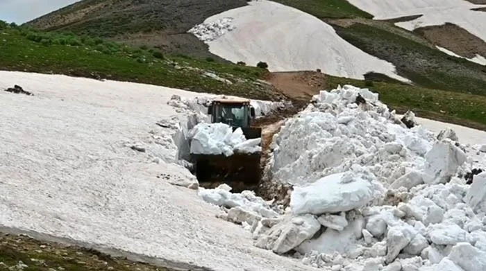 Bitlis&rsquo;te karla m&uuml;cadele s&uuml;r&uuml;yor

