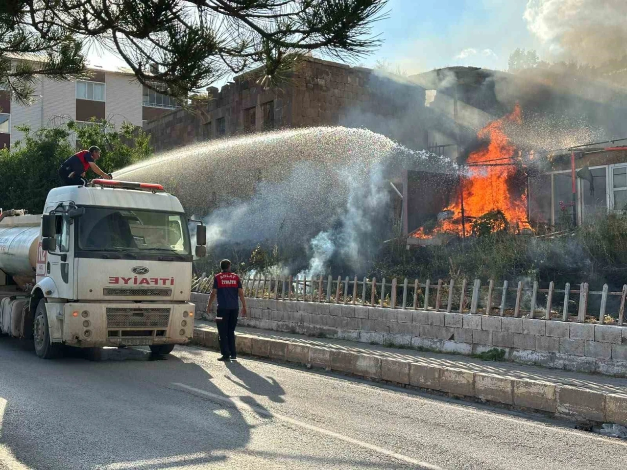 Bitlis&rsquo;te korkutan yangın

