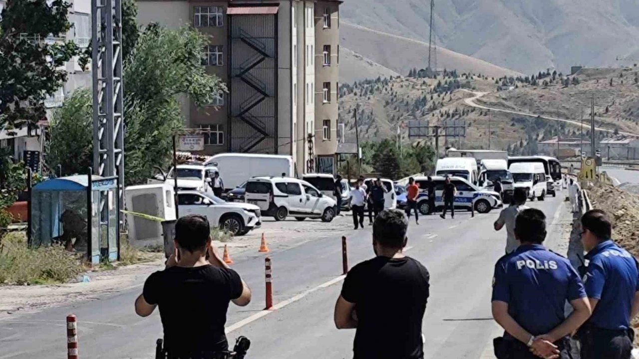 Bitlis&rsquo;te otob&uuml;s durağında ş&uuml;pheli paket alarmı
