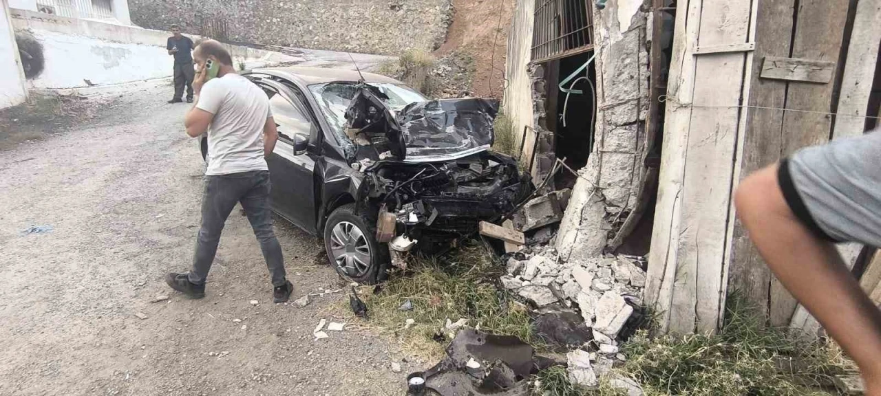 Bitlis’te otomobil duvara çarptı: 2 ölü, 2 yaralı
