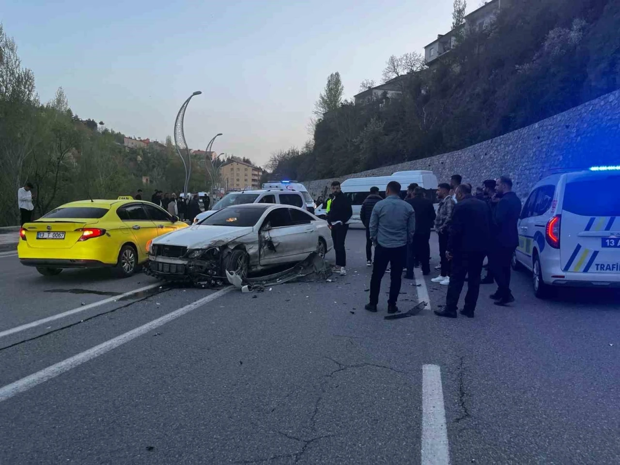 Bitlis’te otomobil ile minibüs kafa kafaya çarpıştı: 8 yaralı
