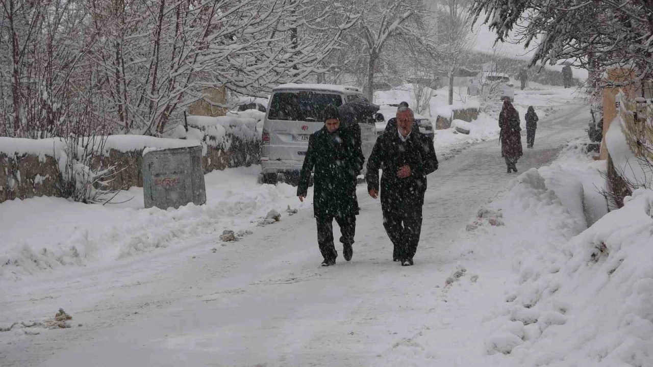 Bitlis&rsquo;te yağan kar 180 k&ouml;y yolunu ulaşıma kapattı
