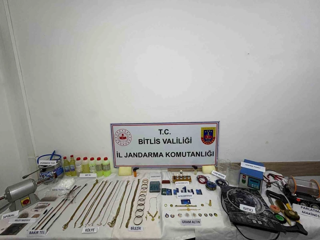 Bitlis&rsquo;teki sahte altın operasyonunda 2 kişi tutuklandı
