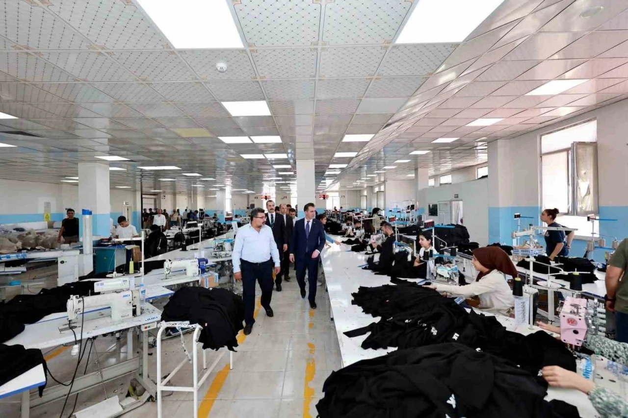 Bitlis Valisi Karakaya G&uuml;roymak&rsquo;ta incelemelerde bulundu
