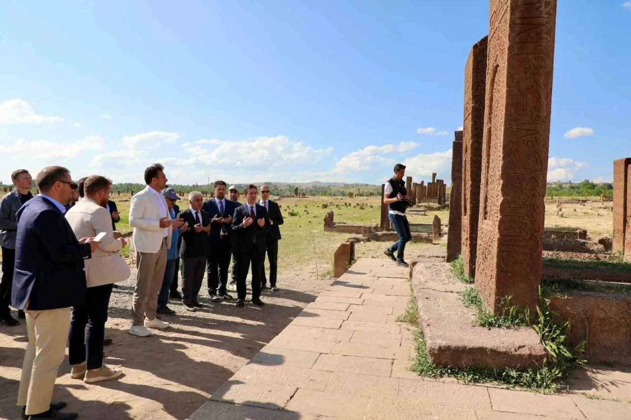 Bitlis Valisi Karakaya, Selçuklu mezarlığında incelemelerde bulundu

