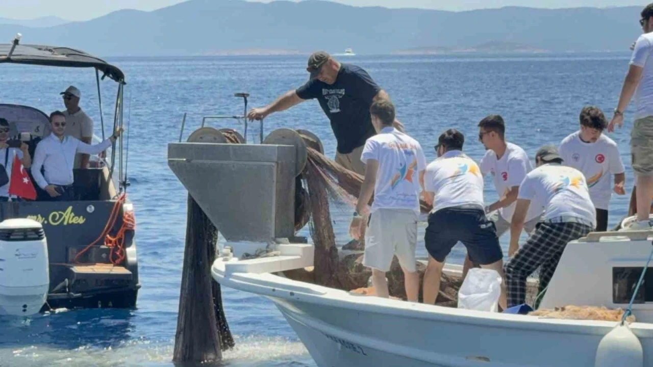 Bodrum&rsquo;da 2 bin metrekare hayalet ağ temizlendi, binlerce yavru balık doğaya bırakıldı
