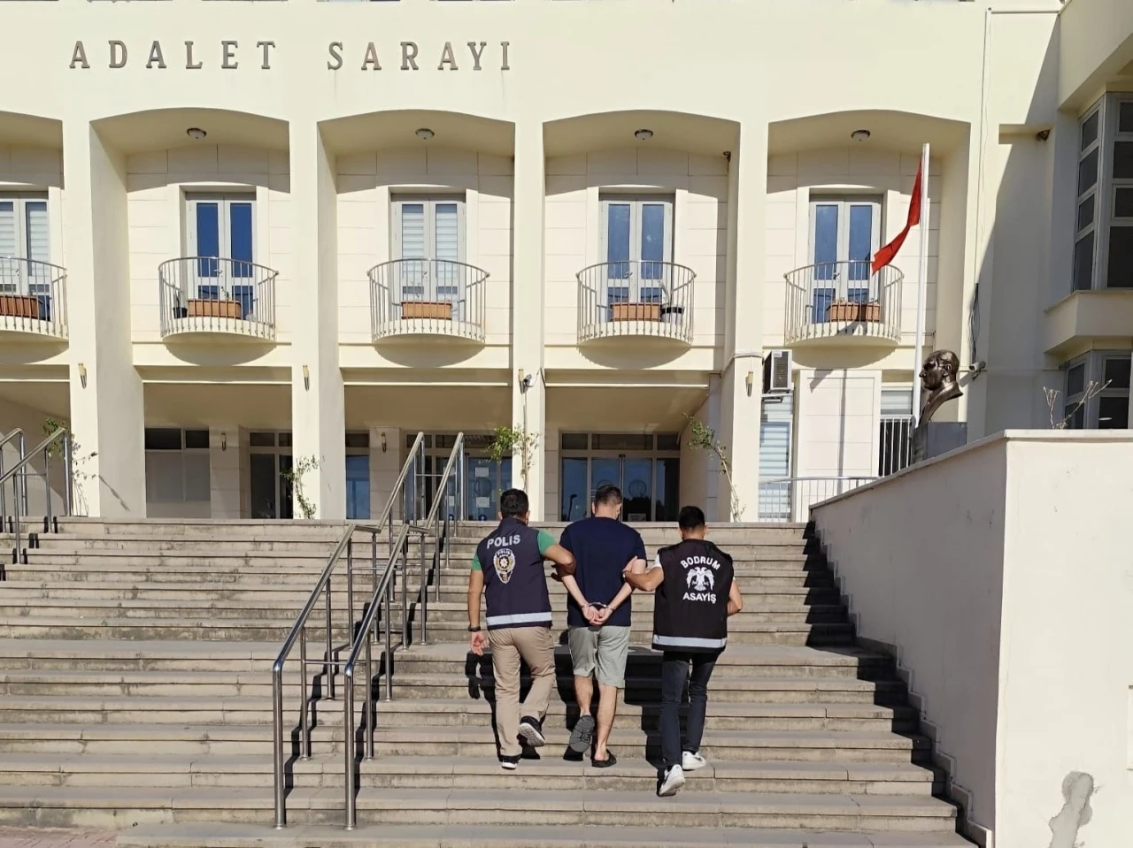 Bodrum&rsquo;da 44 ayrı su&ccedil;tan aranan firari yakalandı
