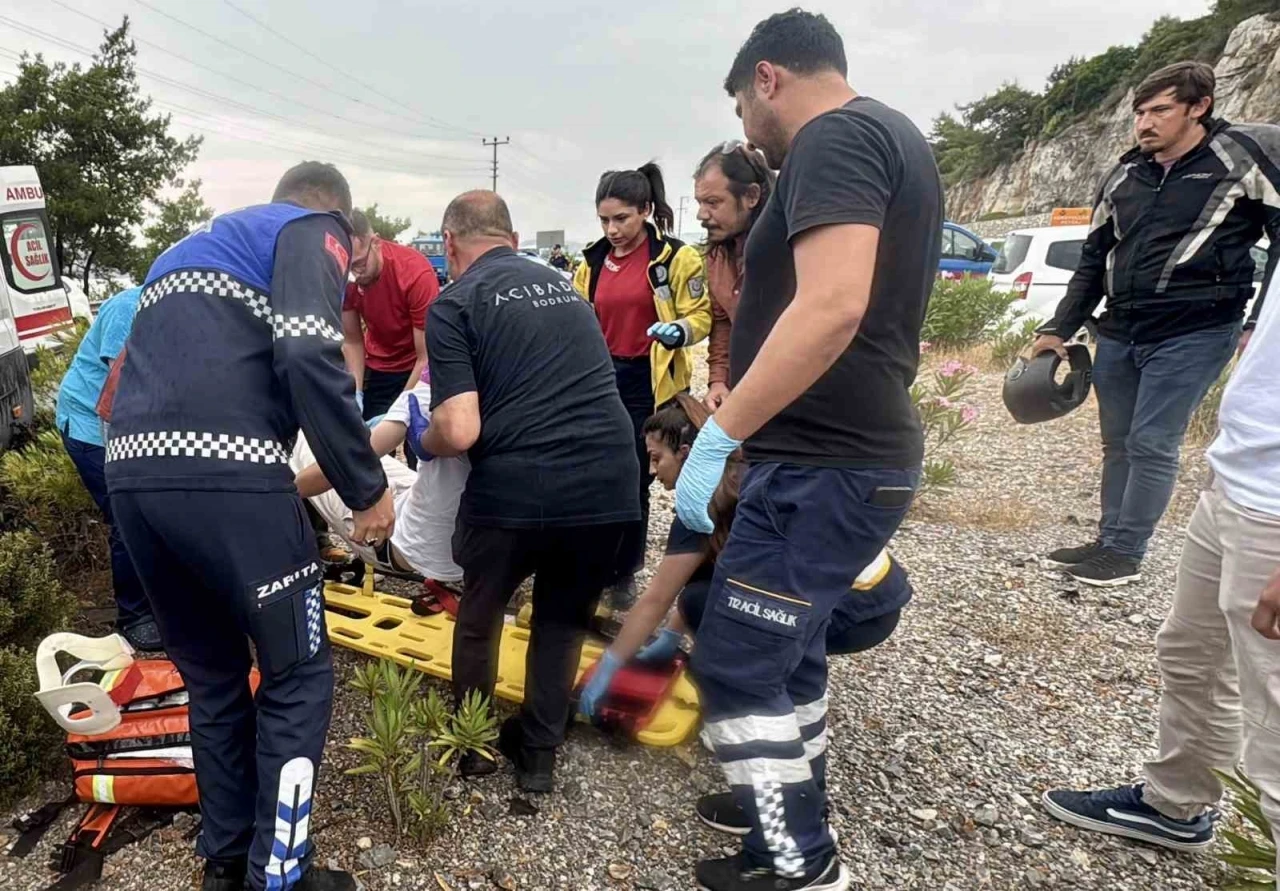 Bodrum’da can pazarı: Minibüsle otomobil çarpıştı, 15 kişi yaralandı

