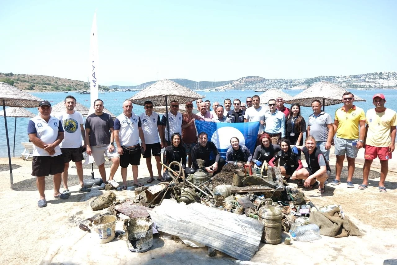 Bodrum&rsquo;da deniz dibinden 370 kilogram atık &ccedil;ıkarıldı
