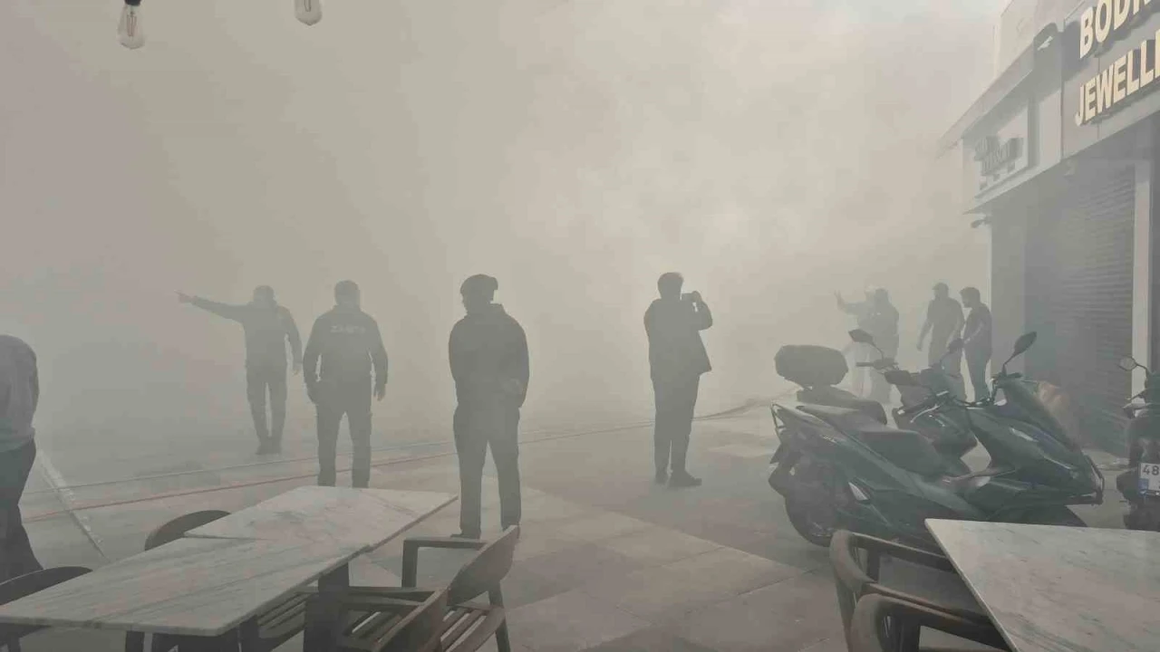 Bodrum&rsquo;da giyim mağazasının deposunda yangın paniği
