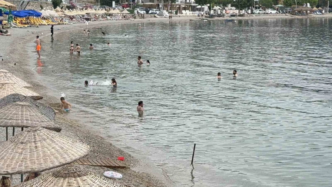 Bodrum’da havaların ısınmasıyla vatandaşlar denize akın etti
