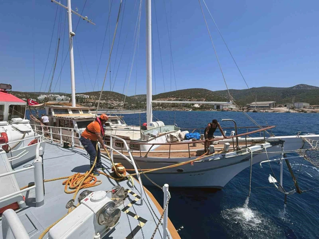 Bodrum’da içinde 6 kişi bulunan ve su alan tekne kurtarıldı
