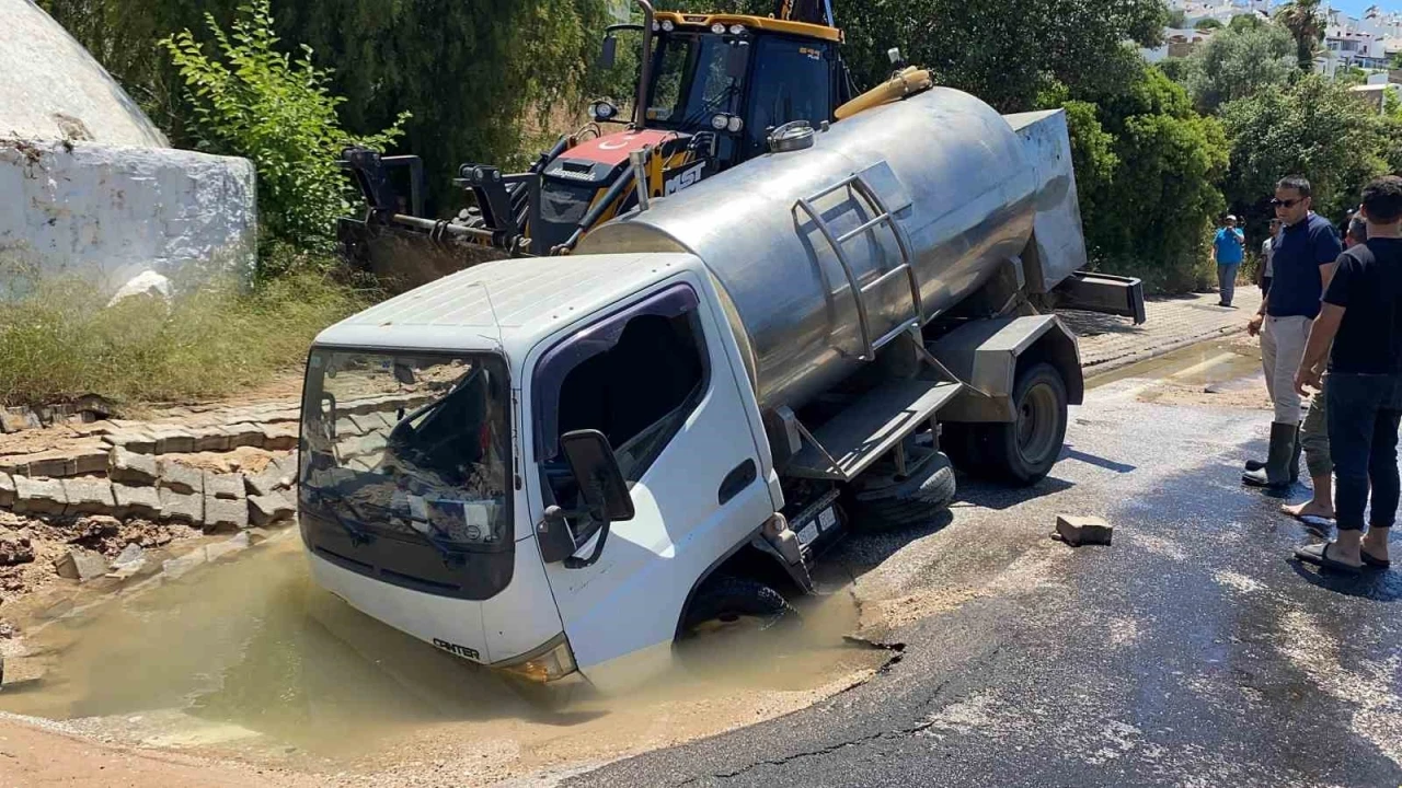Bodrum’da isale hattı patladı, tanker çukura düştü
