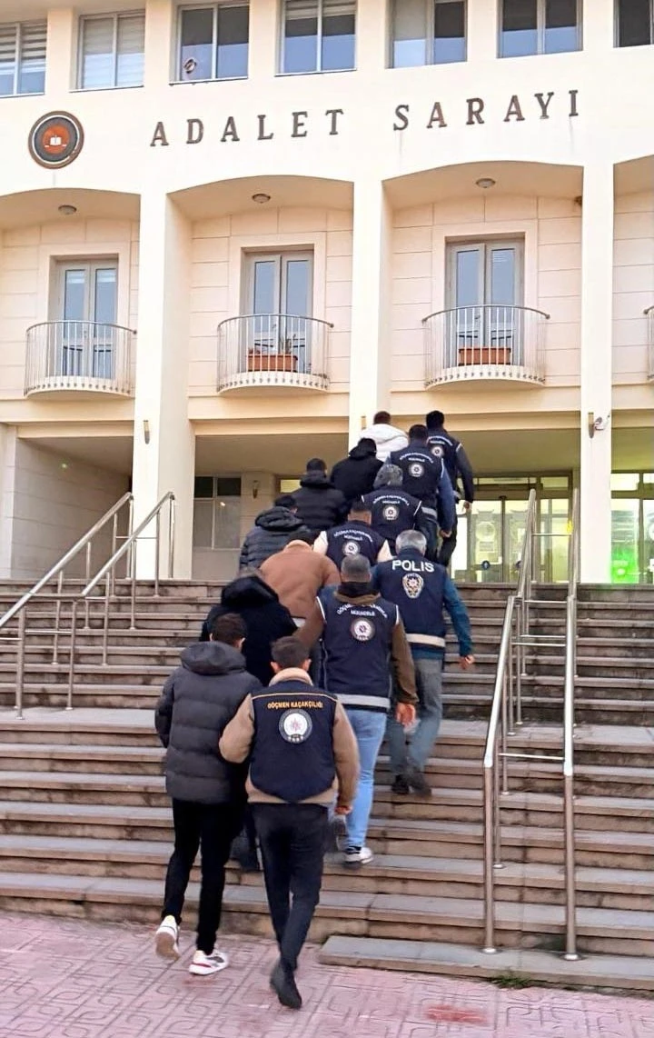 Bodrum&rsquo;da ka&ccedil;ak g&ouml;&ccedil;men &ccedil;etesi &ccedil;&ouml;kertildi: 3 tutuklama
