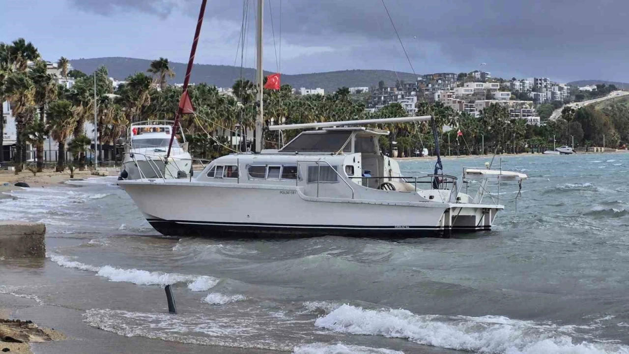 Bodrum&rsquo;da korku dolu anlar: 8 tekne kıyıya s&uuml;r&uuml;klendi
