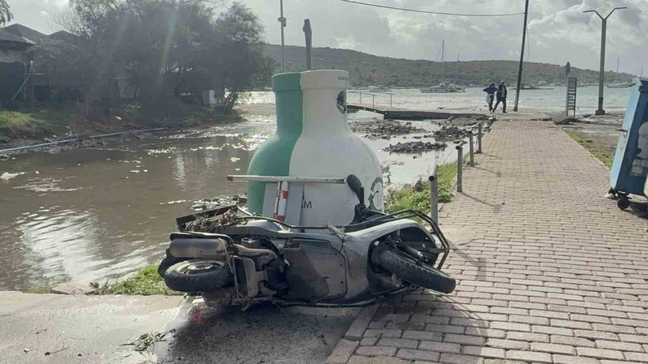 Bodrum’da selin ardından fırtına: &quot;Tekneler karaya oturdu, denizin rengi değişti&quot;

