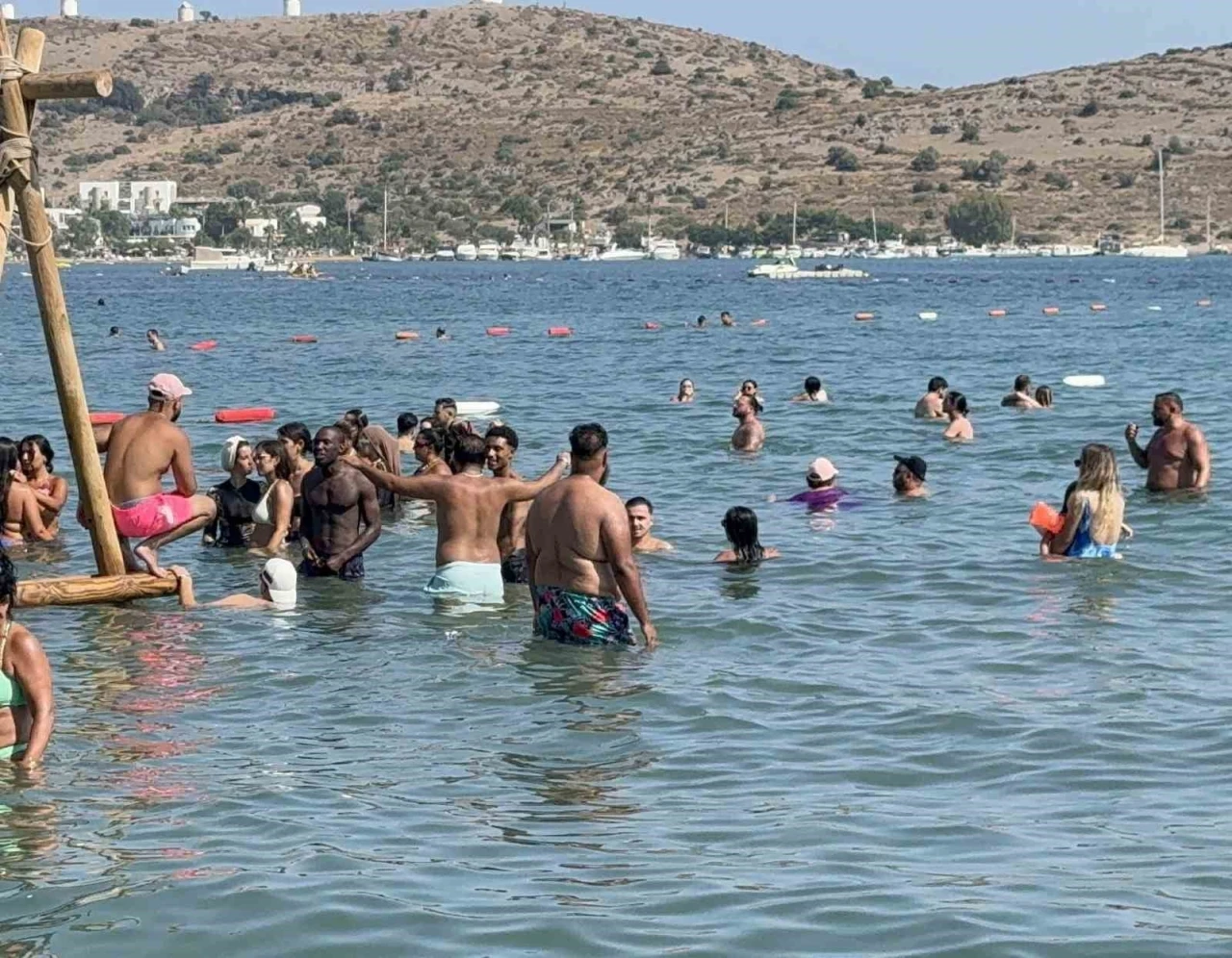 Bodrum'da Sokaklar ve Sahiller Doldu Taştı