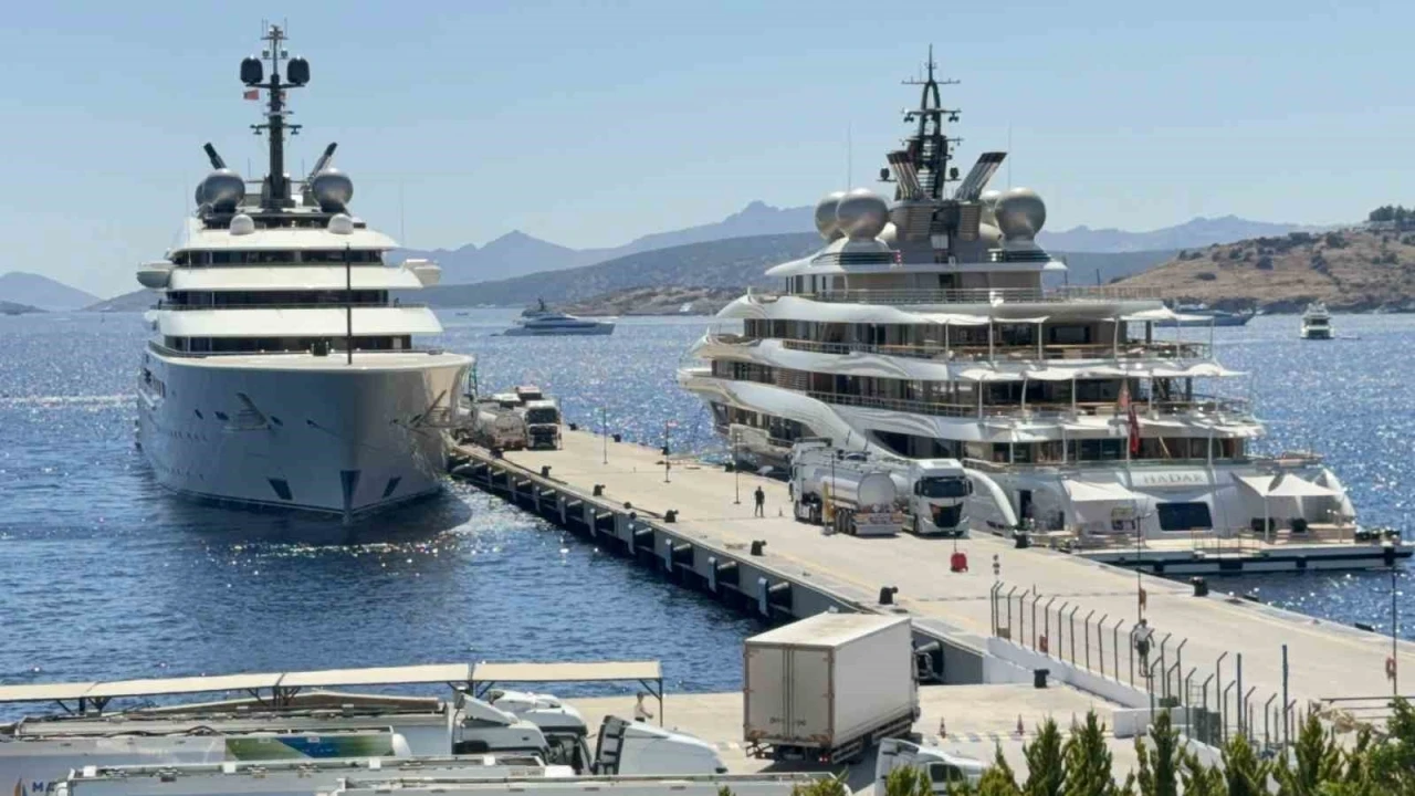 Bodrum&rsquo;da s&uuml;per yatlara 21 tankerle 600 bin litre yakıt ikmali
