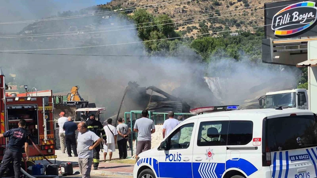 Bodrum&rsquo;da yapı market alev alev yandı
