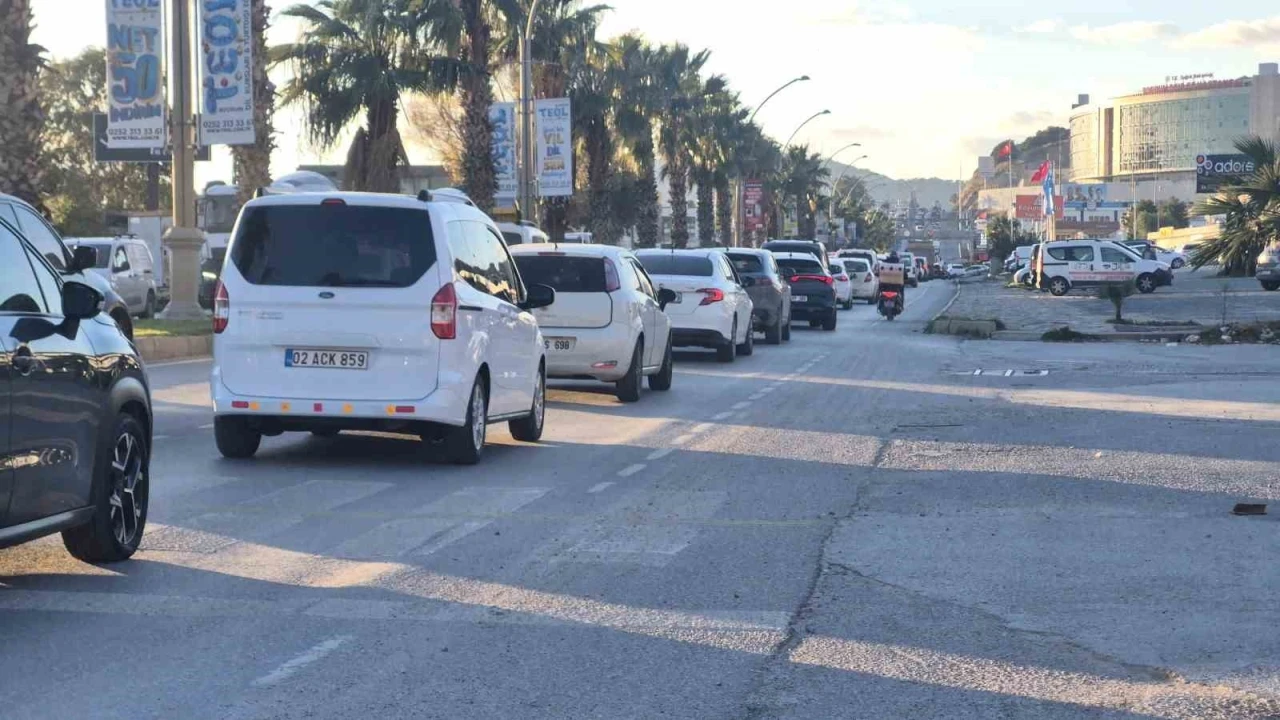 Bodrum&rsquo;da yeni yıl trafiği: "Uzun ara&ccedil; kuyrukları oluştu"
