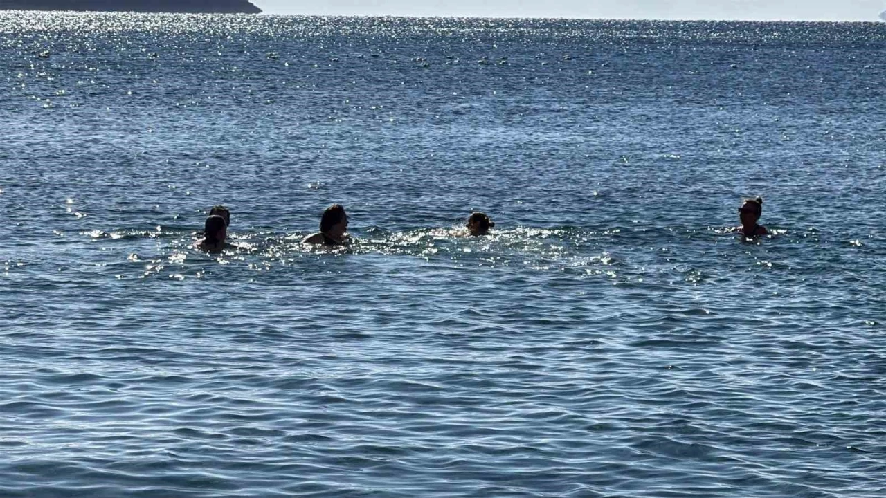 Bodrum&rsquo;da yeni yılın ilk g&uuml;n&uuml;nde denize girdiler
