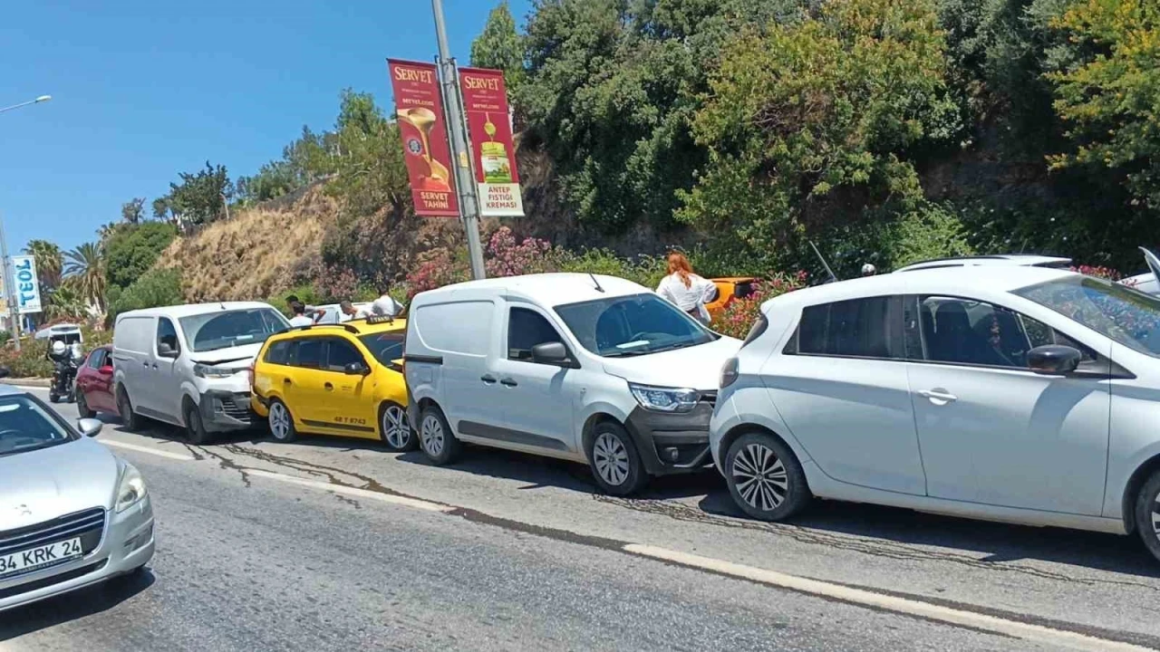 Bodrum&rsquo;da zincirleme kaza: "5 ara&ccedil; birbirine girdi"
